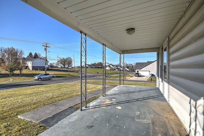 Building Photo - 1408 W College St