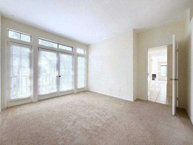 Building Photo - Upper Level Condo in Gated Community