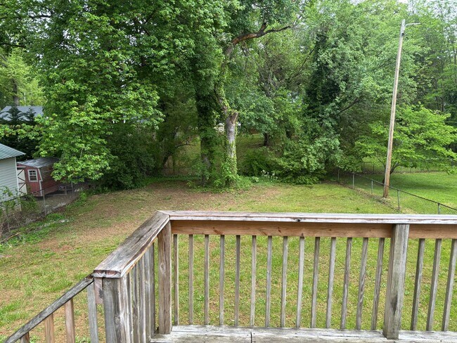 Building Photo - 3 BEDROOM, 1 BATH, 900 SQ FT, GAS HEAT, WINDOW AC