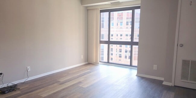 Building Photo - Bright And Cozy 1 Bed 1 Bath Condo In Vibr...