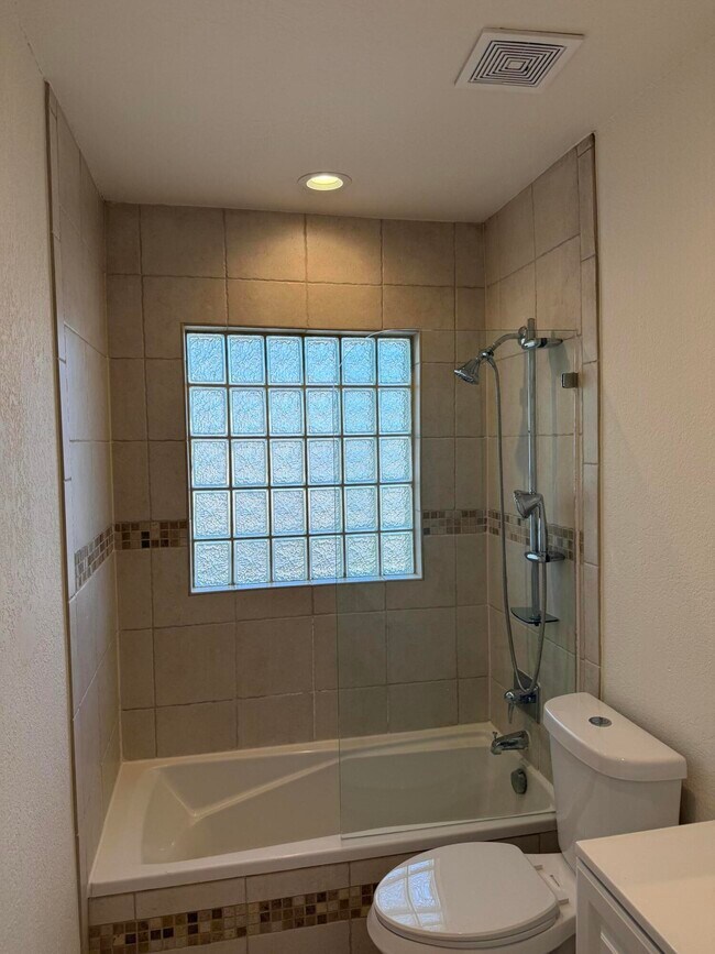 Building Photo - 1423 Holly Heights Dr