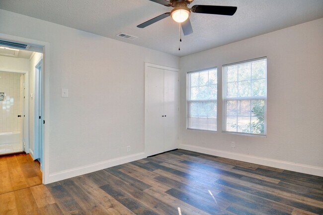 Building Photo - 3 bed 2 bath