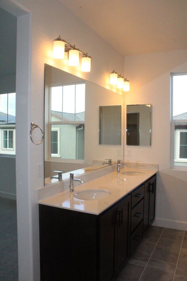 Building Photo - ***PENDING*** 4 Bedroom / 3 Bath House with Solar in San Marco Community-Close to Bart!