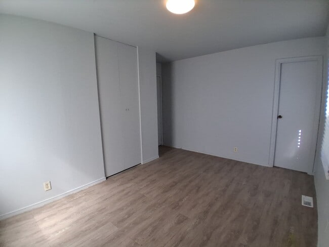 Building Photo - 1709 Crestview Dr