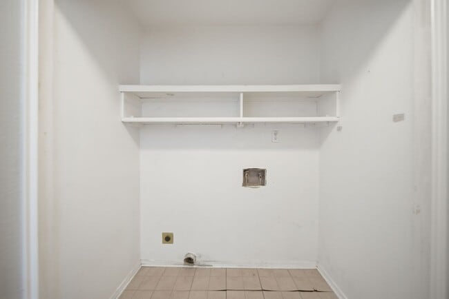 Building Photo - Move-in ready 2-bed, 2-bath condo in the d...