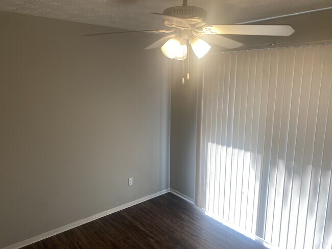 Building Photo - Gorgeous 2 Bedroom 1.5 Bathroom Condo With Stunning Flooring! AMAZING DEAL.