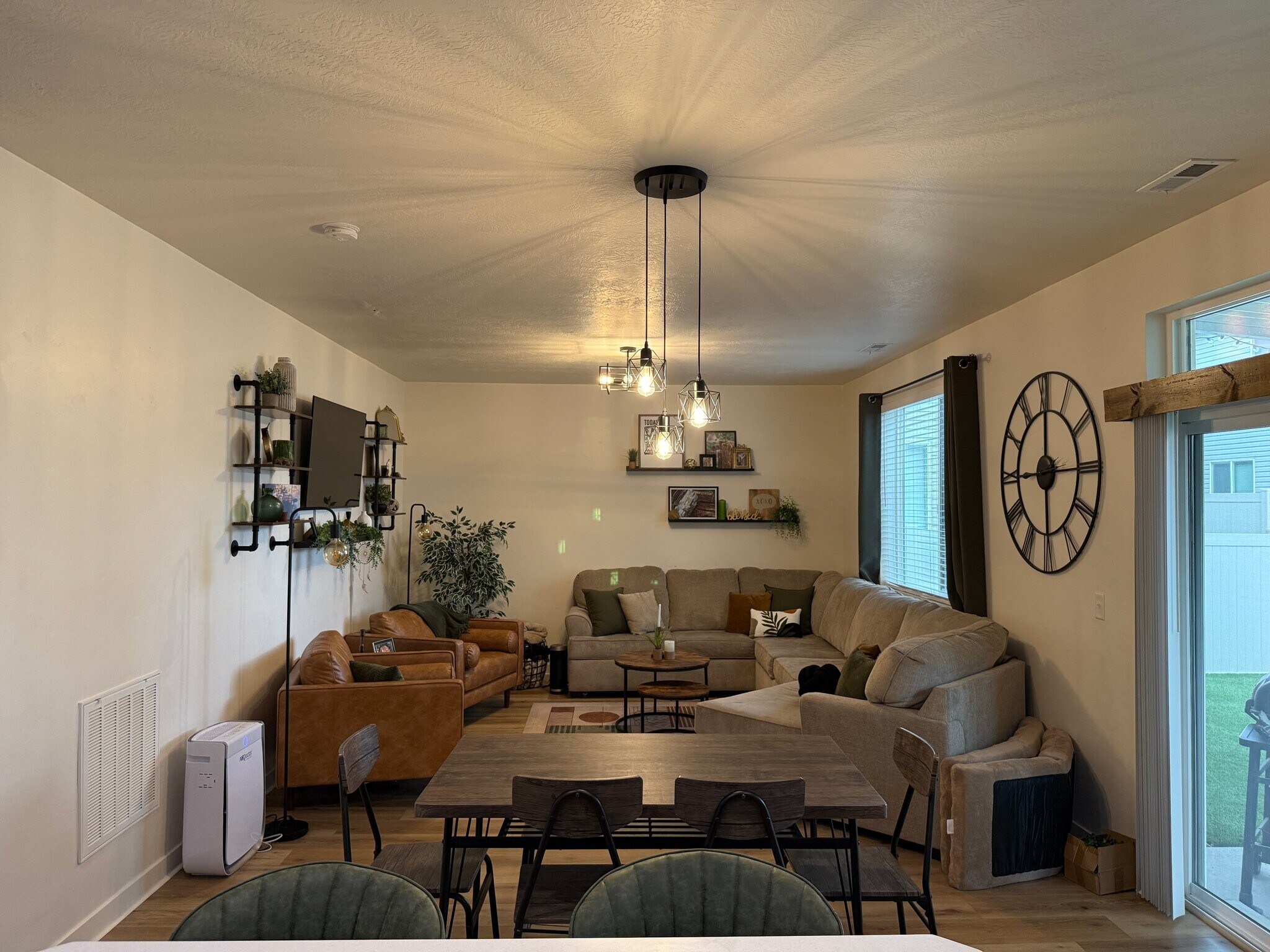 Building Photo - 885 W Edinburgh Dr