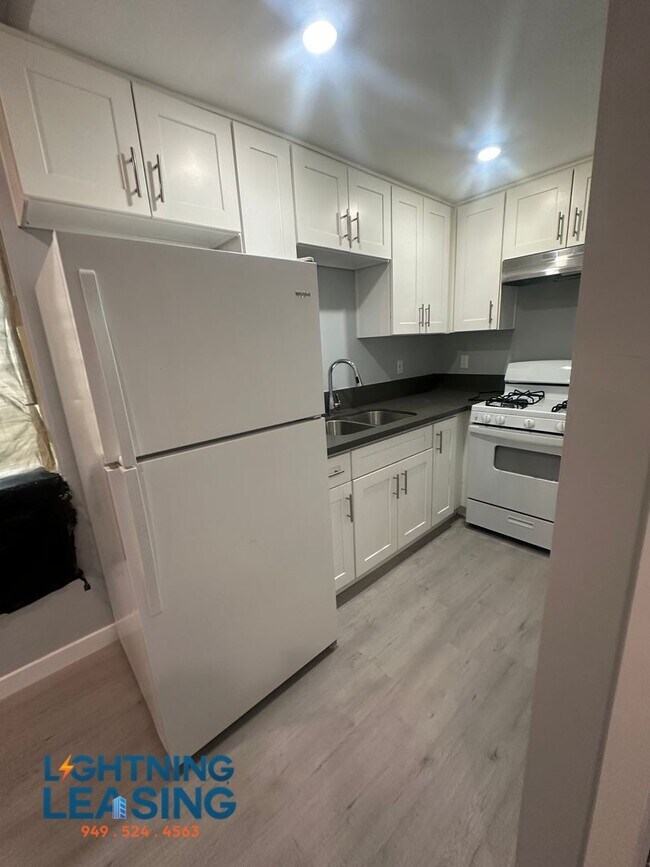 Building Photo - 5863 1/2 S West Blvd-5863 1/2D