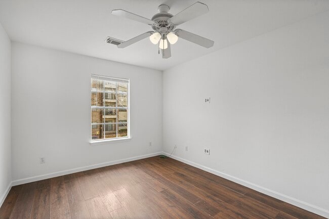 Building Photo - 2106 Nettleton St