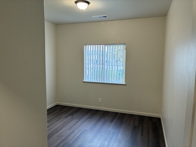 Building Photo - 420 N Conejo Ave
