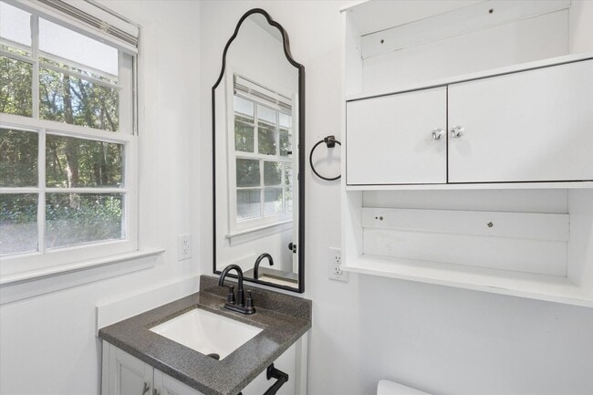 Building Photo - MOVE-IN READY! (Pet Friendly)