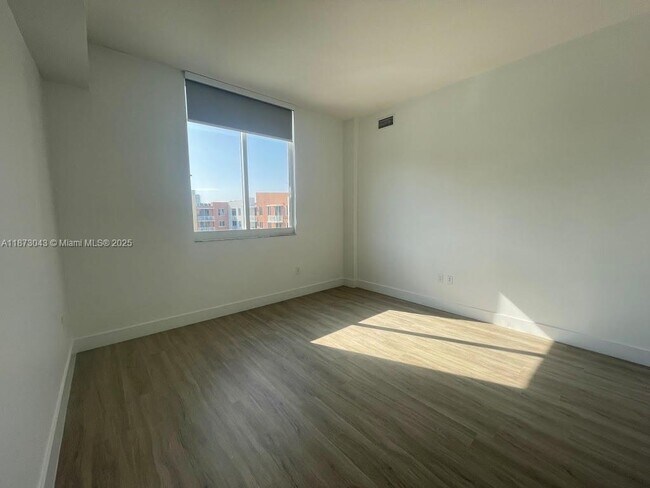 Building Photo - 2775 NE 187th St