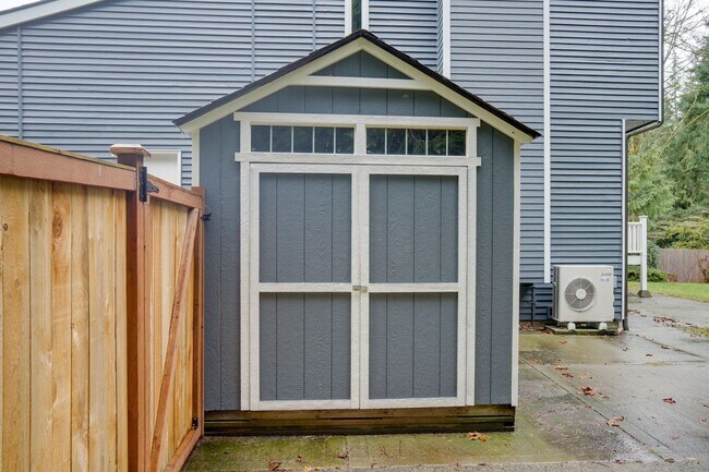Building Photo - Kent Tri-level home