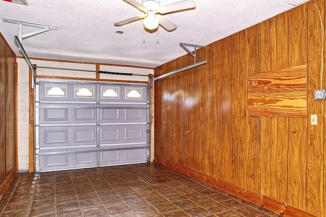 Building Photo - Nice 3/2 with 1 car garage fully fenced ba...