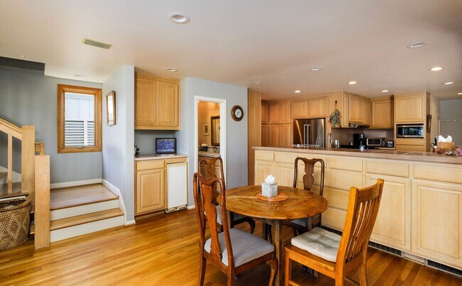 Building Photo - 4499 Del Mar Ave