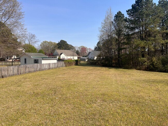 Building Photo - 3 bedroom 2 bath single family home. Fresh paint, new floors