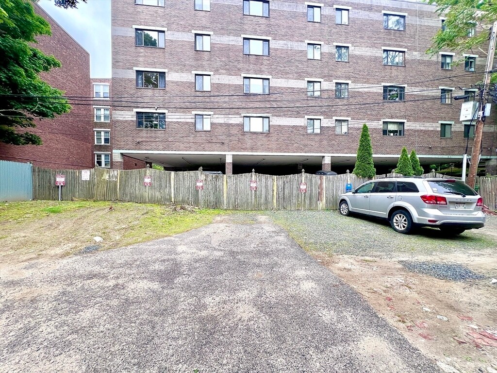 Building Photo - 148 Strathmore Rd