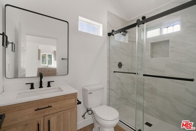 Building Photo - 607 E Fairview Blvd