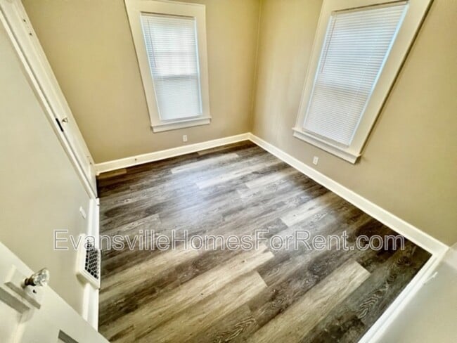 Building Photo - 3012 Edgewood Dr