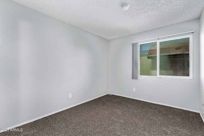 Building Photo - 5871 N 47th Dr