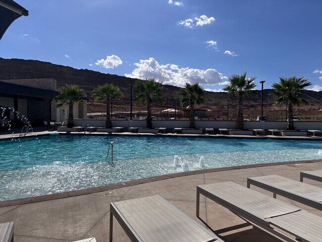 Building Photo - Dog Friendly! 3 Bedroom 2 Bathroom Townhom...