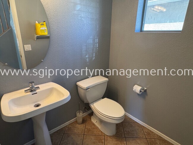 Building Photo - 5313 E Hilton Ave