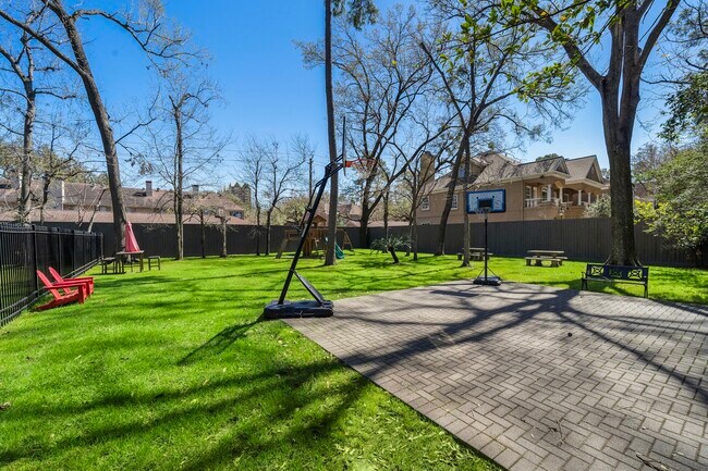 Building Photo - 8944 Chatsworth Dr