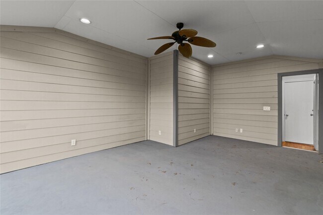 Building Photo - 1113 St Charles St