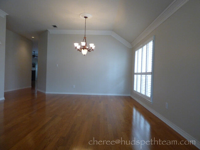 Dining area - 2402 Crockett Ct