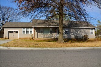Building Photo - 726 S Apple St
