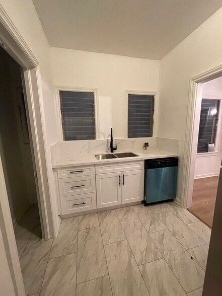 Building Photo - 417 N Gardner St