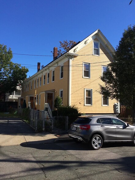 Middle townhouse, front entrance - 5A Evergreen Ave