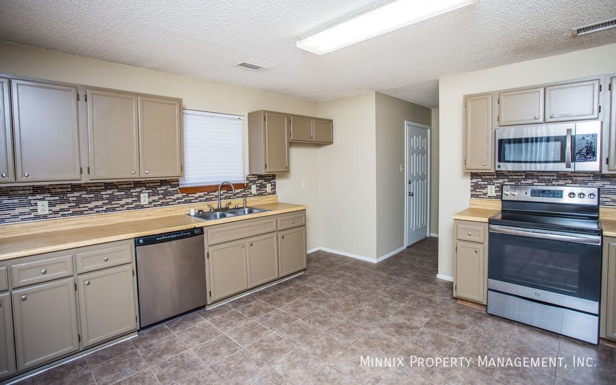 Building Photo - 4701 Country Club Dr