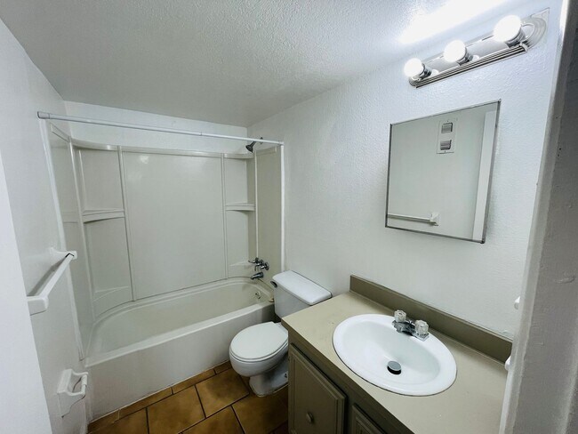 Building Photo - Modern 2BD/1.5BA Condo in Orlando – HOA Community with Lawn Care Included