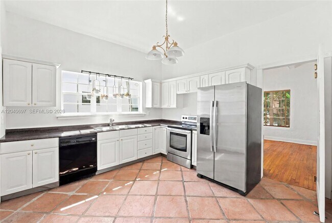 Building Photo - 160 NE 44th St