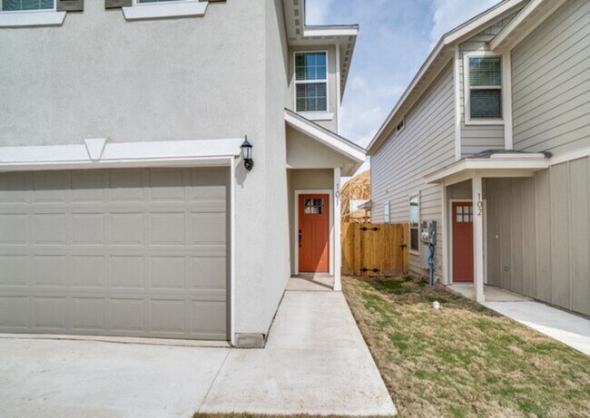 Building Photo - 10344 Lynwood Creek