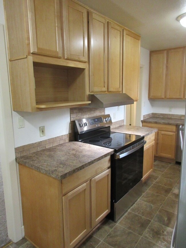 Building Photo - Three Bedroom Home in Keizer on corner lot