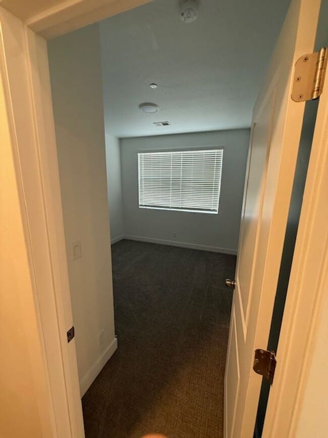 Building Photo - Modern 3 Bedroom Condo in Desert Color