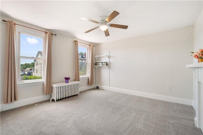Building Photo - 3 bedroom 1 bath - What a View! - 3-bedroo...