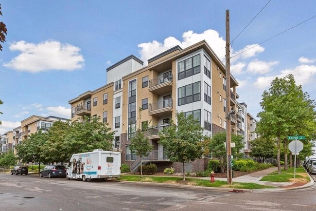 Building Photo - 2565 Franklin Ave