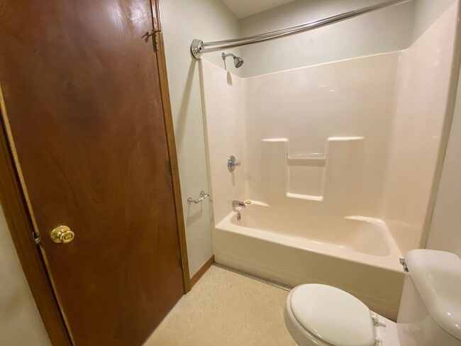 Building Photo - Large 4 Bed /  2 Bath Home