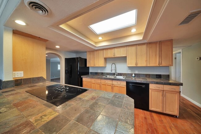 Building Photo - 6 Bed house with Pool near ASU