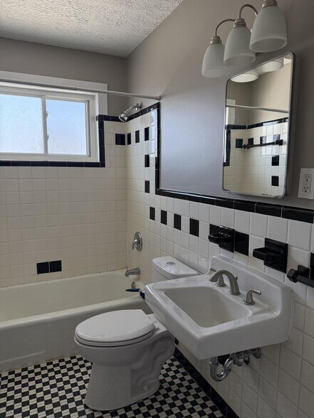 Building Photo - 1733 Bachmann Dr