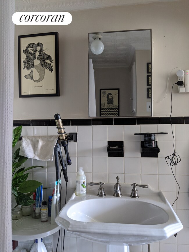 Building Photo - 118 Java St