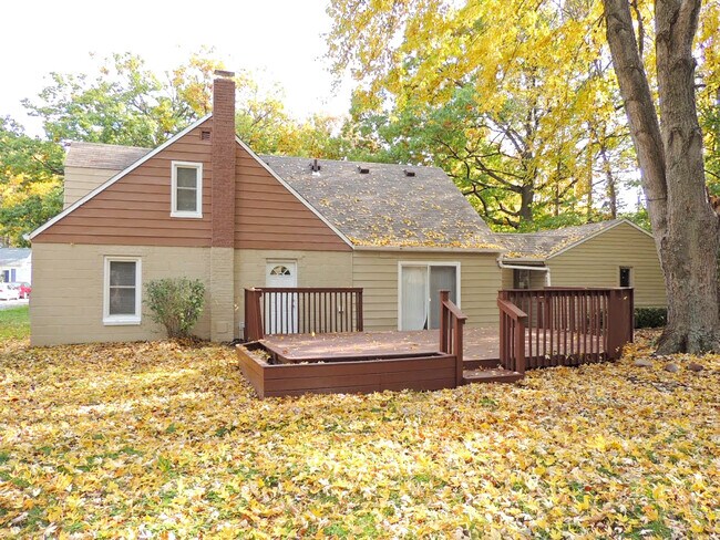 Building Photo - 3 Bed - 1.5 Bath Bungalow for Rent in Eastlake | Enchanting!