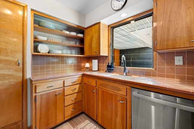 Building Photo - Mid-Century Classic! 3bd/3ba 2700 sf Short Term- FULLY FURNISHED!