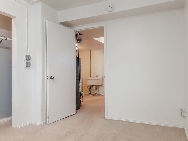 Building Photo - PET FRIENDLY 3 BED/ 2 BATH WITH GARAGE