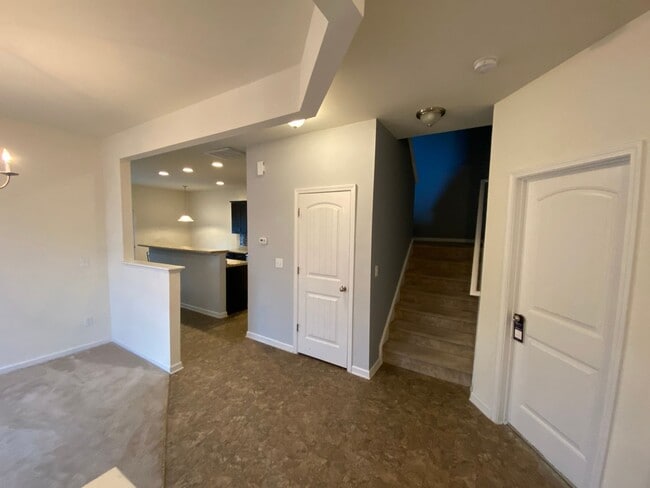 Building Photo - Room in 4 Bedroom Home at Bluegrove Rd