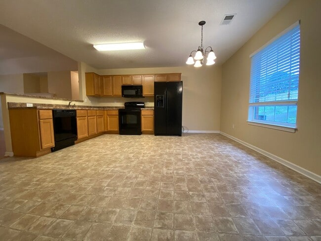 Building Photo - CUTE 3 BED 2 BATH HOME IN SPRING LAKE SUBDIVISION!!