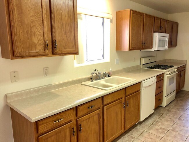 Building Photo - Beautiful 2 Bedroom, 2 bathroom Home in El Camino Village!